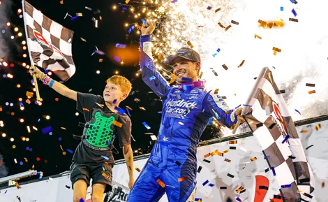 Larson sticks the landing at Knoxville